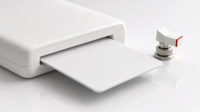 Lector de certificado y conmutador de revocación sobre escritorio blanco