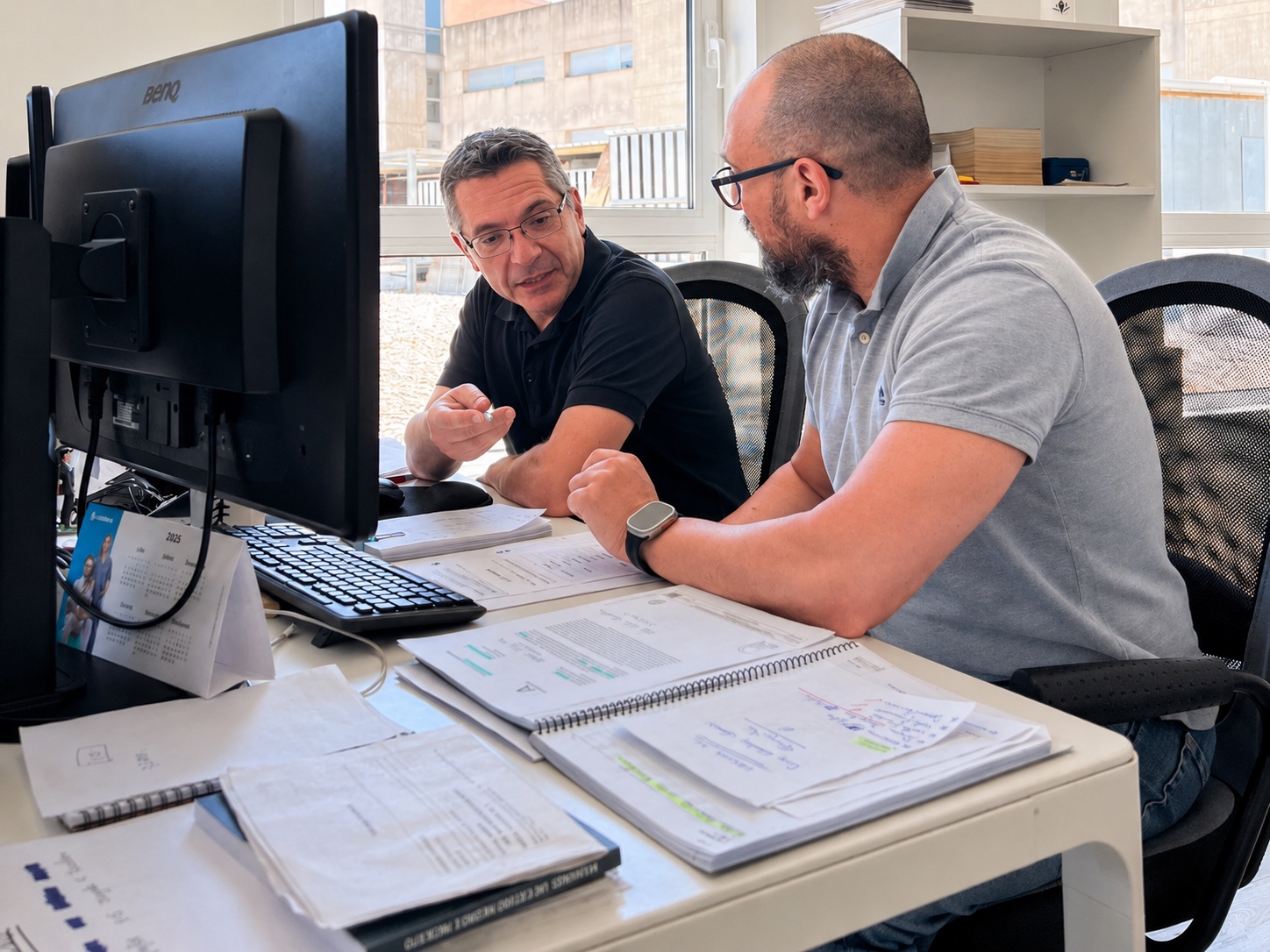 Luis López y Guillem Márquez revisando documentación en la oficina de TaxFactory